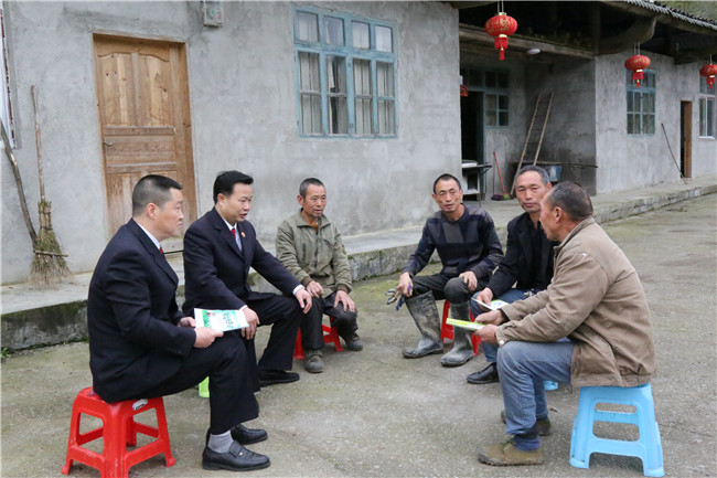 重庆酉阳：向群众宣传禁食野生动物等法律知识